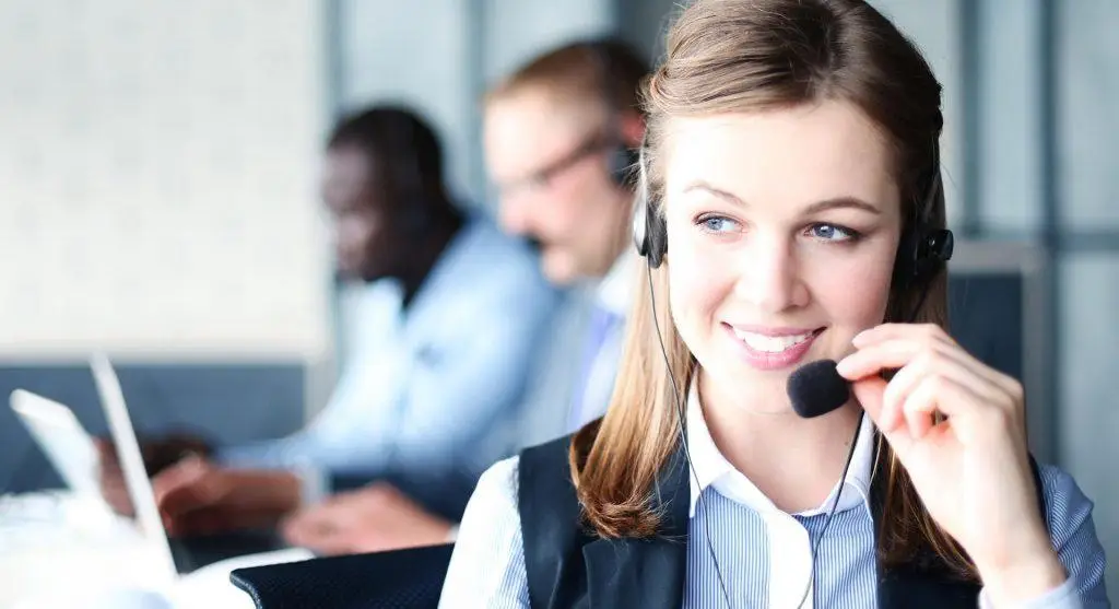 How It Support Can Help Your Business 4 professional woman in a headset exemplifies teamwork and technology in customer service.