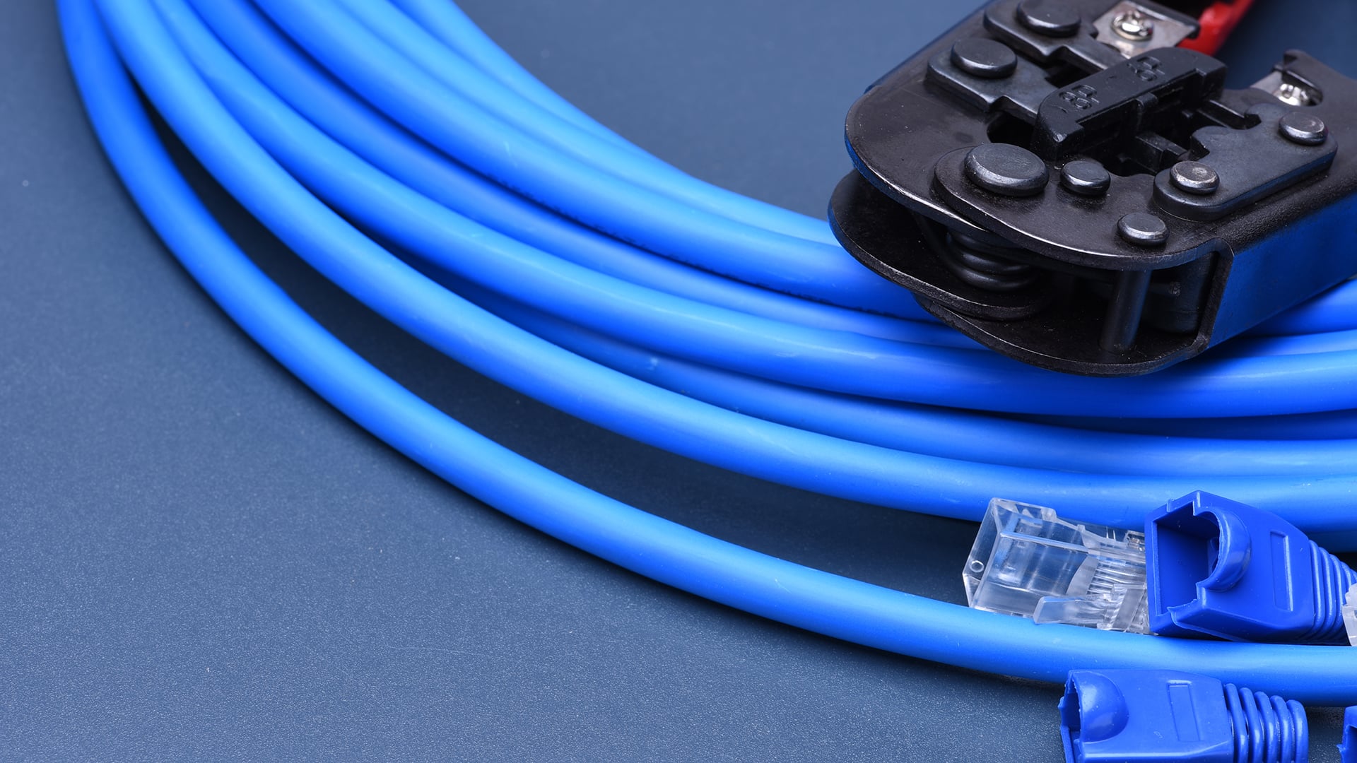 a close up of a blue extension cord